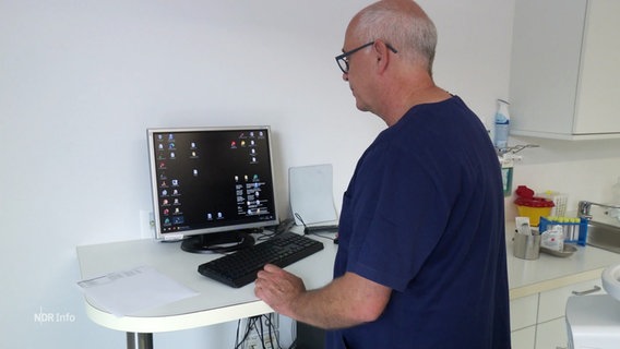 Arzt Holger Hinrichsen steht an einem Computer. © Screenshot 