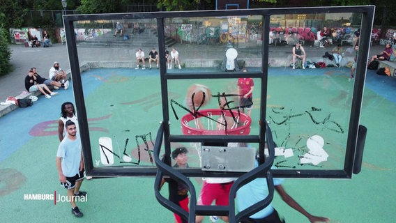Junge Sportler spielen Basketball im Park Fiction. © Screenshot 