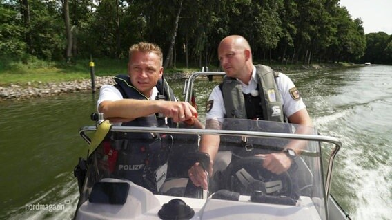 Zwei Wasserschutzpolizisten auf einem Boot. © Screenshot 