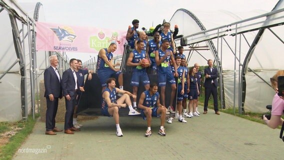 Die Basketball-Mannschaft der Seawolves posiert für ein Foto. © Screenshot 