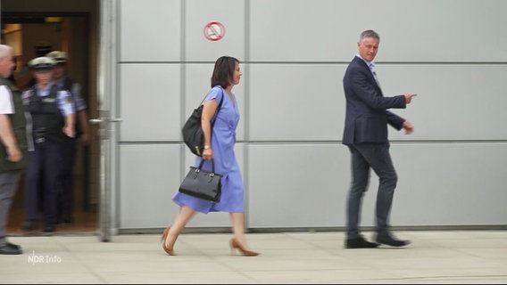 Außenministerin Baerbock verlässt den Hamburger Flughafen. © Screenshot 