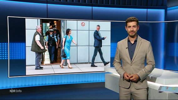 Daniel Anibal Bröckerhoff moderiert die Spätausgabe NDR Info. © Screenshot 
