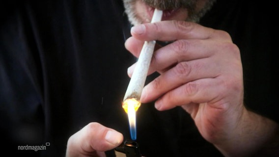 Ein Mann zündet sich einen Joint an. © Screenshot 