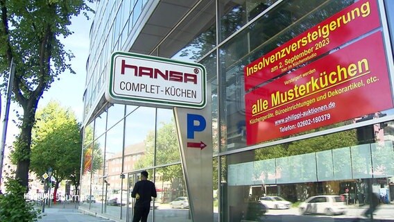An der Fassade des Unternehmens Hansa Küchen, wird dessen Insolvenz angekündigt. © Screenshot 