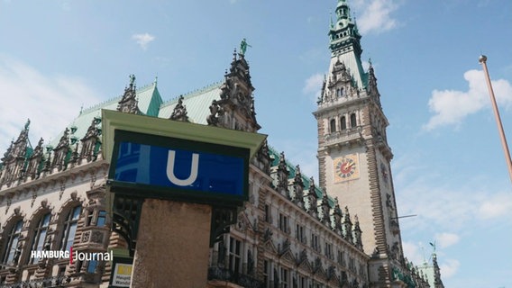 Ein Schild weißt auf eine U-Bahn Station vor dem Hamburger Rathaus hin. © Screenshot 