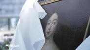 Ein Gemälde der Herzogin Anna Petrowna kommt unter weißem papier zum Vorschein © Screenshot 