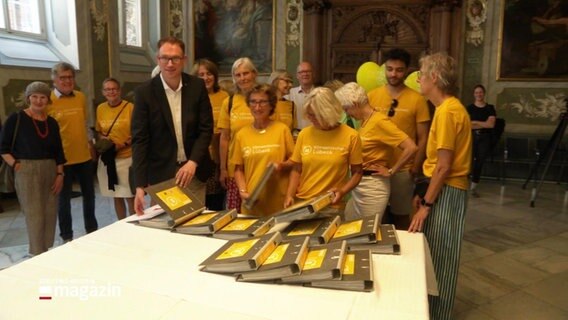 Mitglieder der Initiative "Klimaentscheid" im Lübecker Rathaus. © Screenshot 