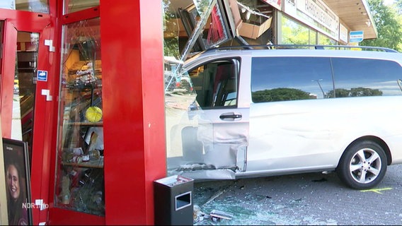 Ein Minivan ist in eine Bäckerei gekracht. © Screenshot 