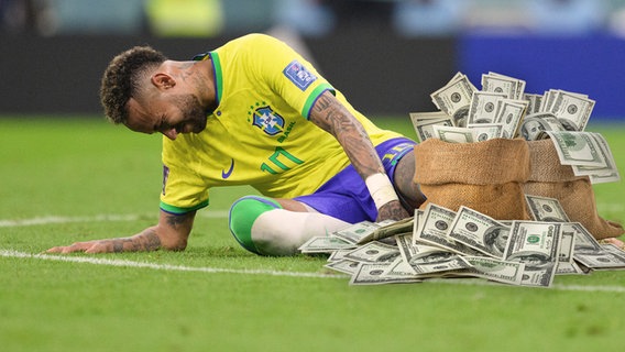 Der Fußballer Neymar liegt mal wieder auf dem Fussballplatz. Neben ihm ein Sack voll Geld. (extra 3 vom 17.08.2023 im Ersten) © NDR 