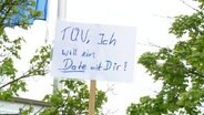 Ein Schild auf dem steht: TÜV, ich will ein Date mit dir. © Screenshot 
