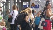 Viele Menschen auf einem Bahnsteig. © Screenshot 