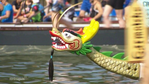 Ein Drachenboot auf dem Wasser. © Screenshot 