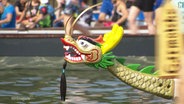 Ein Drachenboot auf dem Wasser. © Screenshot 