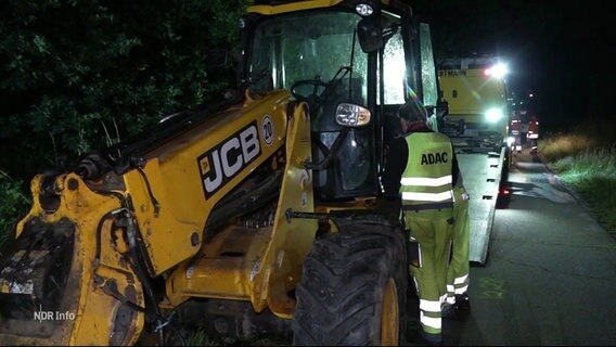 Ein Radlader wird auf einen Abschleppwagen gezogen. © Screenshot 