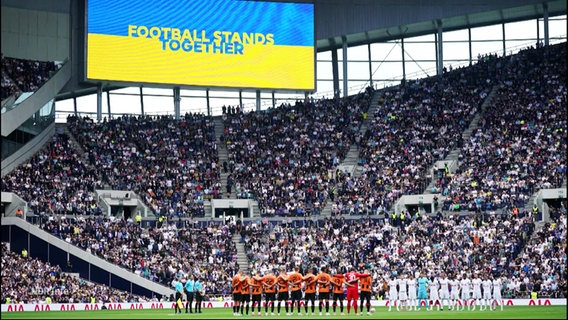 Zwei Fußballmannschaften stehen sich im Stadion gegenüber. © Screenshot 