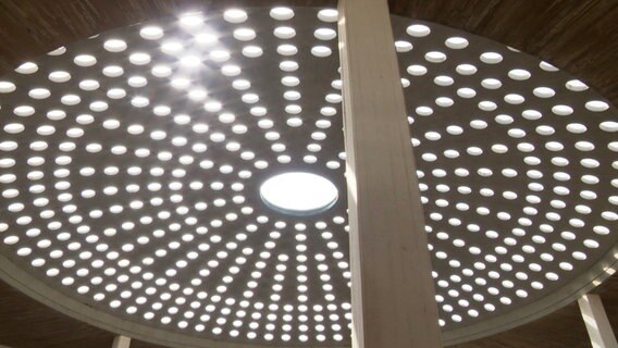 Die runde Decke des Parkhauses ist kreisförmig von Punkten durchbrochen, durch die Licht einfällt. © Screenshot 