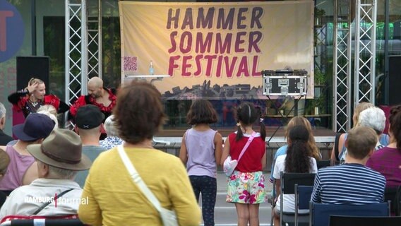Zuschauer vor der Bühne des Hammer Sommerfestivals © Screenshot 