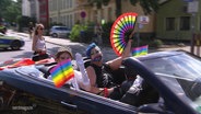 Zwei Drag Queens in einem Cabrio. © Screenshot 