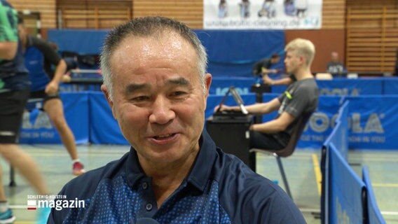 Der Tischtennisspieler Wang Yanshen im Interview. © Screenshot 