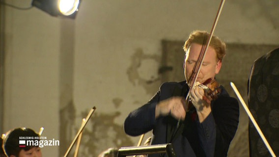Daniel Hope bei einem Konzert beim Schleswig-Holstein Musikfestival. © Screenshot 