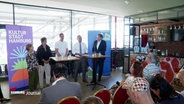 Andy Grote und andere Politiker bei einer Pressekonferenz. © Screenshot 