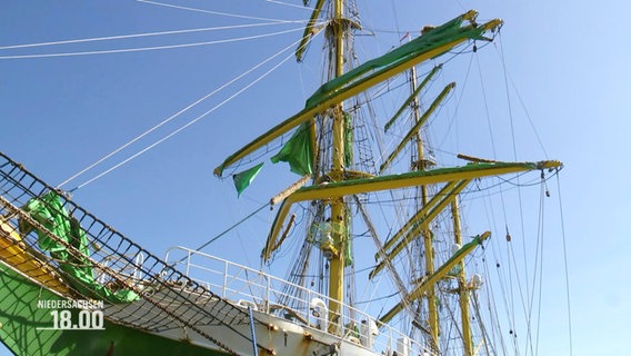 Ein angebrochener Mast der Alexander von Humboldt. © Screenshot 