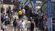 Touristen drängen sich an den Landungsbrücken in Hamburg. © Screenshot 