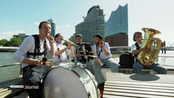 Die Band Mahoin geben ein Konzert am Hamburger Hafen. © Screenshot 