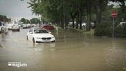 Ein Auto steht wegen einer Überflutung unter Wasser. © Screenshot 