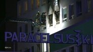 Feuerwehrleute im Einsatz bei Klinik-Brand in Langenhagen. © Screenshot 