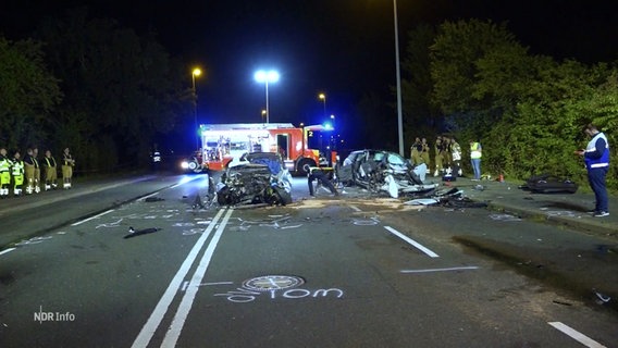 Einsatzkräfte neben zwei durch einen Unfall zerstörte Autos. © Screenshot 