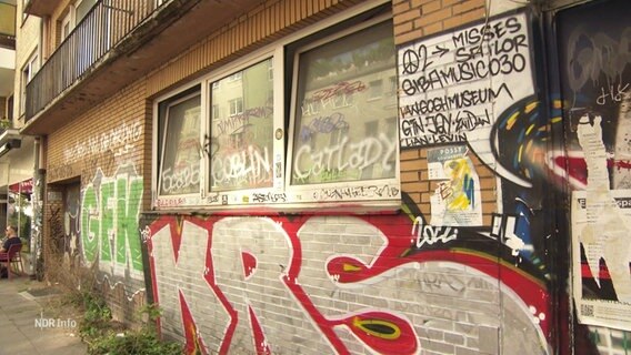 Ein leerstehendes Haus mit vielen Graffitis. © Screenshot 