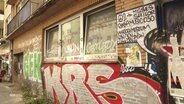 Ein leerstehendes Haus mit vielen Graffitis. © Screenshot 