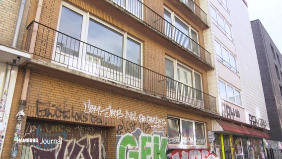 Die Fassage einer unbewohnten Häuserreihe auf St. Pauli. © Screenshot 