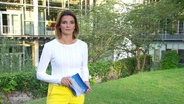 Nachrichtensprecherin Frauke Rauner, im Hintergrund der Garten des Landesfunkhauses. © Screenshot 