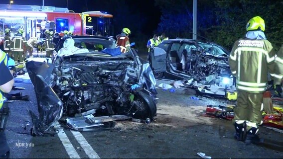 Rettungskräfte stehen neben zwei Unfallautos. © Screenshot 