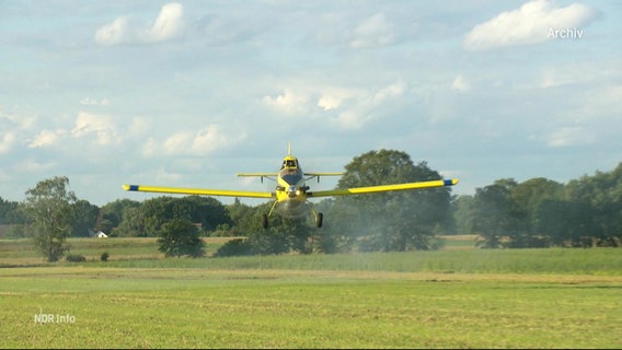 Ein heranfliegendes Löschflugzeug. © Screenshot 