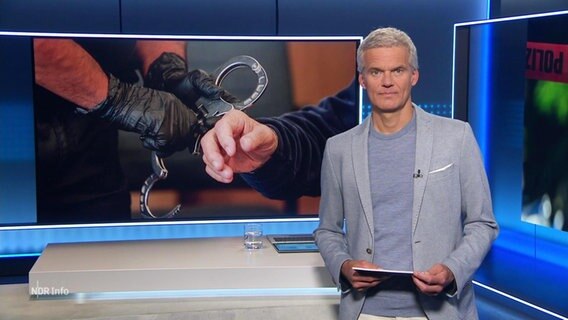Thorsten Schröder moderiert NDR Info. © Screenshot 