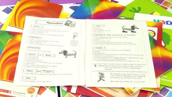 Die Materialliste für den Schulanfang liegt auf einem Tisch. © Screenshot 