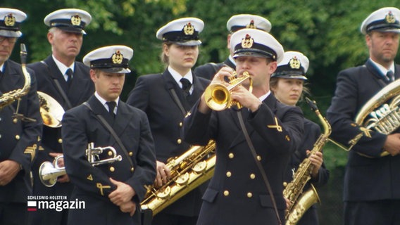 Musizierende Angehörige der Bundeswehr. © Screenshot 