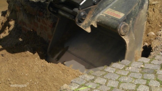 Ein Loch in einer Schweriner Straße wird ausgebaggert. © Screenshot 