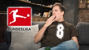 Ein gähnender Mann, der die Bundesliga schaut. (extra 3 vom 24.08.2023 im Ersten) © NDR 