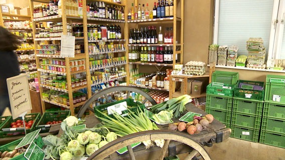 Lebensmittel lagern in Regalen in einem Lebensmittelladen. © Screenshot 