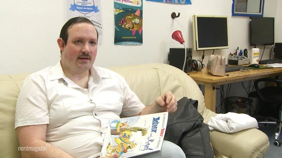 Youtuber "Otto der Rezensionist" sitzt auf einem weißen Sofa. © Screenshot 