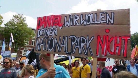 Ein Plakat auf dem steht, Daniel wir wollen deinen Nationalpark nicht. © Screenshot 