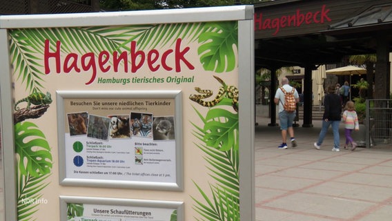 Ein Infoschild am Eingangsbereich des Hagenbecks Tierparks. © Screenshot 
