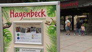 Ein Infoschild am Eingangsbereich des Hagenbecks Tierparks. © Screenshot 