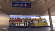 Ein Regionalzug an einem Bahngleis in Hannover. © Screenshot 