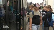 Kinder steigen in einen Bus ein. © Screenshot 