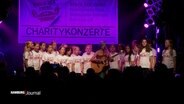 Die Bühne des Knust ist bei einem Charitykonzert bunt beleuchtet. © Screenshot 